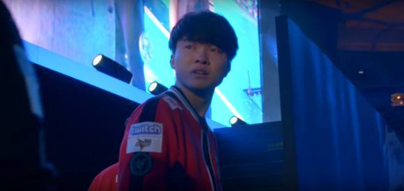 rookie 转述了 KaKAO 对 Puff 的话：“Xiaocaobao 说得太少，辅助不能玩 Leona。